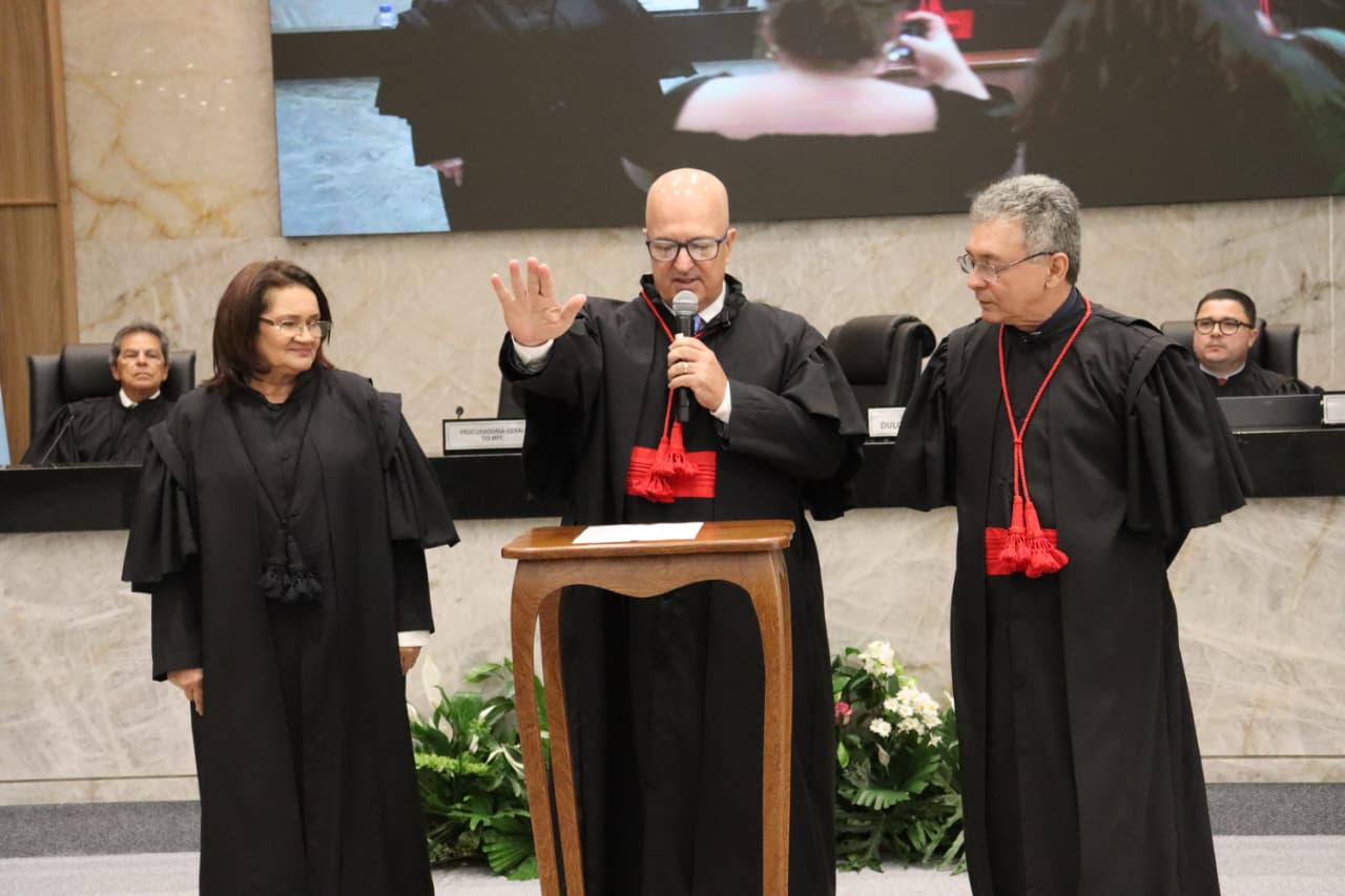 Procurador Sérgio Cunha é empossado na Procuradoria-Geral do MPC-AC durante sessão especial do TCE